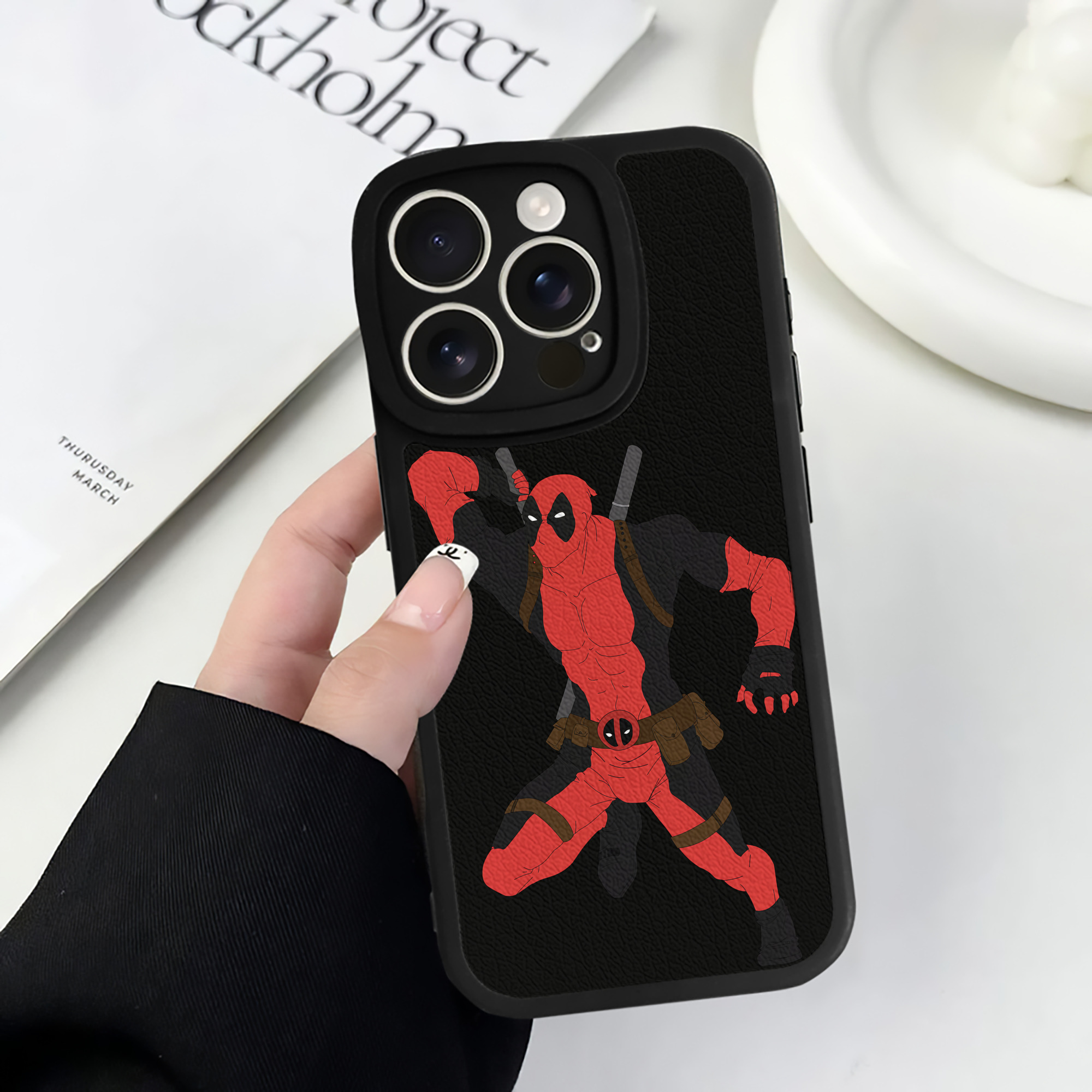 （画像用） Deadpool デッドプール 【iPhone 16シリーズ対応】シリコンスマホケース（レザー調） 材質：シリコン